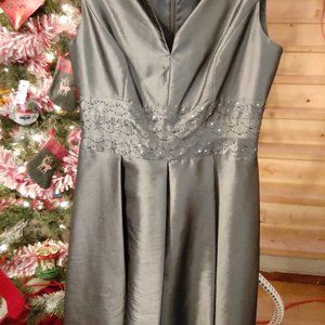 JONES WEAR WOMEN'S FORMAL SILVER DRESS..EUC
